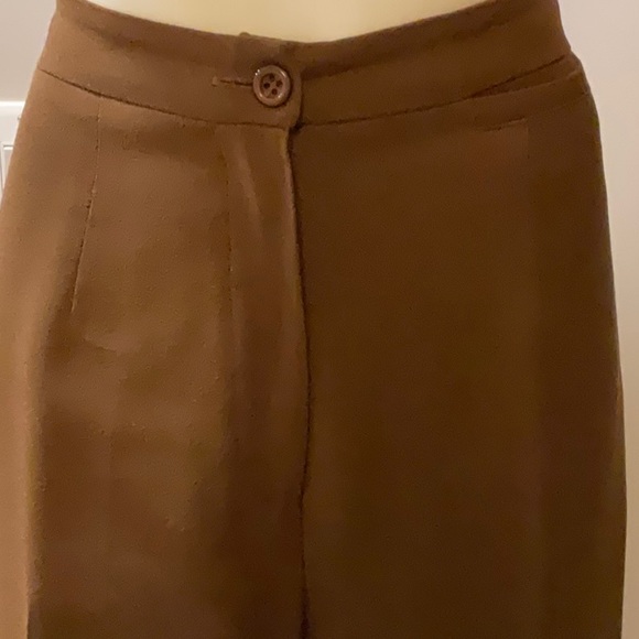 Femme Carriere Suit - Picture 4 of 7